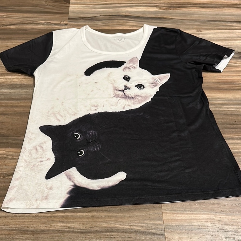 Catalog Favorites Black and White Cat Graphic Top size medium NWOT